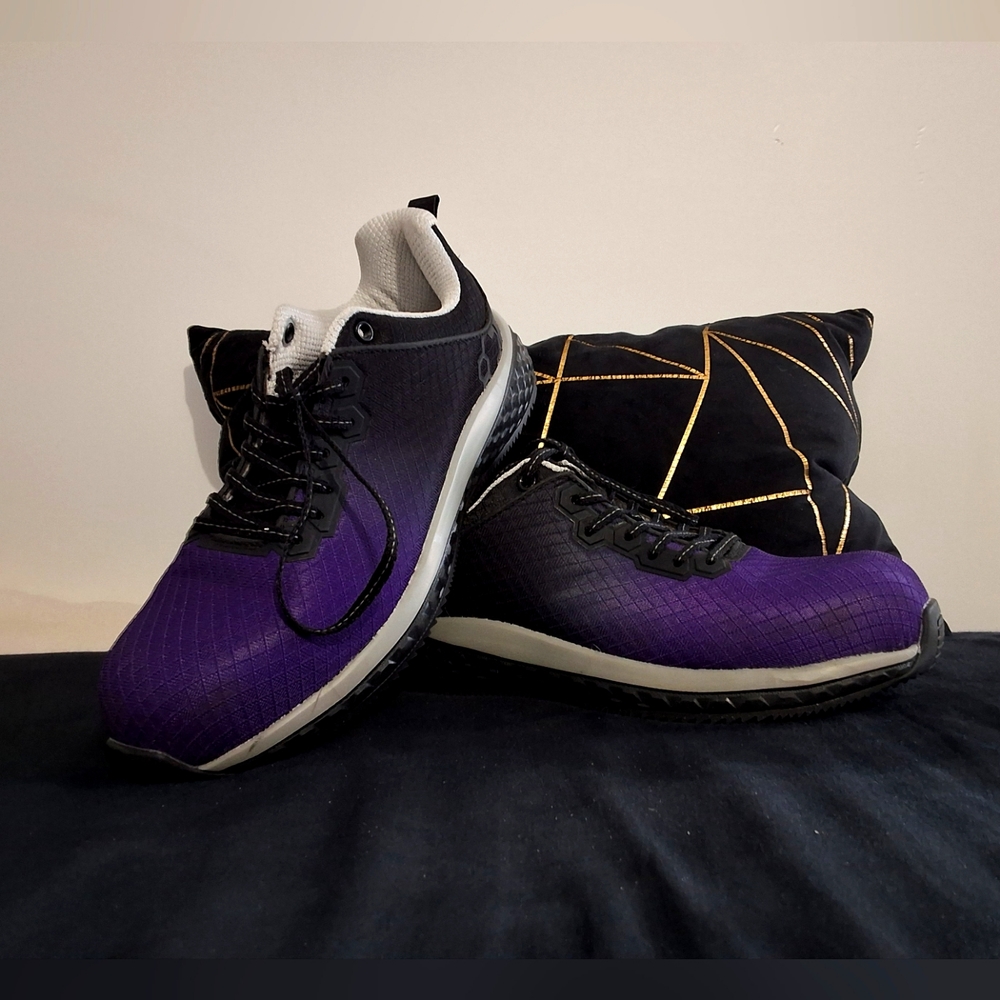 New, unused Nautilus safety footwear Altus ct womens shoes black/purple  size 8